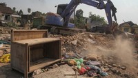 Pekerja menggunakan alat berat untuk meratakan lahan bekas rumah yang terdampak pembangunan tol di Mlati, Sleman, DI Yogyakarta, Rabu (2/8/2023).