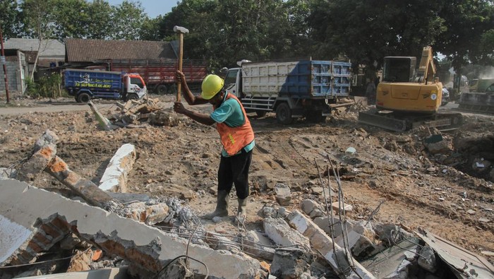 Pekerja meratakan lahan bekas rumah yang terdampak pembangunan tol di Mlati, Sleman, DI Yogyakarta, Rabu (2/8/2023). Sebanyak 500 bidang tanah di wilayah pemukiman di tujuh padukuhan diratakan setelah selesai proses pembayaran ruas proyek pembangunan tol Yogyakarta - Solo. ANTARA FOTO/Hendra Nurdiyansyah/aww.