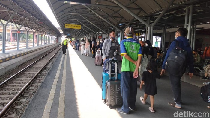 Perjalanan kereta api di Stasiun Gubeng Surabaya