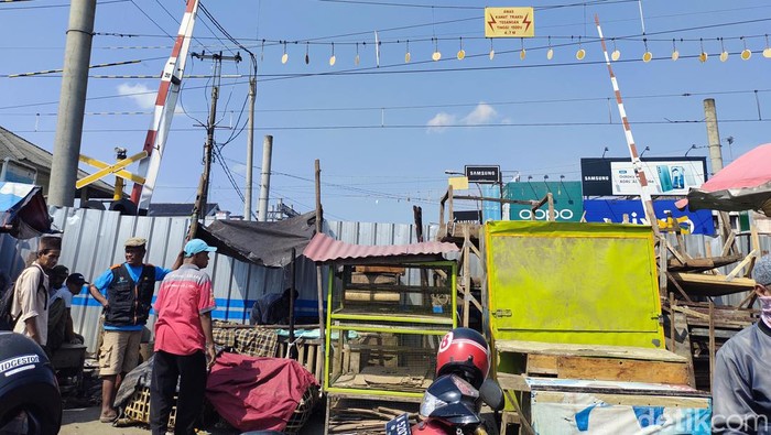 Perlintasan kereta di Jl Hardiwinangun-Tirtayasa, Rangkasbitung, Lebak, ditutup permanen untuk kendaraan dan pejalan kaki. (Foto: Fathul Rizkoh/detikcom)