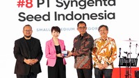 Direktur Syngenta Seed Indonesia, Suwarno (2 kanan) didampingi Country HR Head Syngenta Indonesia Letran Silalahi (kanan) menerima penghargaan Indonesia’s Best Workplaces 2023 dari Managing Director Great Place To Work ASEAN dan ANZ, Evelyn Kwek (2 kiri) dan CEO Daya Dimensi Indonesia Yuri Yogaswara (kiri) di Jakarta, Selasa (1/8/2023).