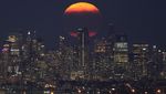Pesona Supermoon di Atas Cakrawala Kota Manhattan
