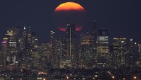 Fenomena supermoon yang diberi nama Sturgeon Moon.