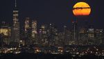 Pesona Supermoon di Atas Cakrawala Kota Manhattan