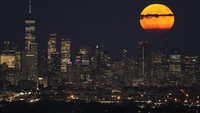 Berdasarkan situs resmi NASA, supermoon adalah fenomena langit yang terjadi ketika Bulan sedang purnama dan pada waktu yang bersamaan orbitnya berada di jarak terdekat dengan Bumi.