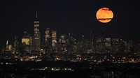 Penyebab terjadinya supermoon adalah karena lintasan orbit Bulan yang tidak sepenuhnya lingkaran, melainkan berbentuk elips. Alhasil, ada masa ketika Bulan berada sangat dekat dengan Bumi (disebut perigee) dan sangat jauh (disebut apogee).