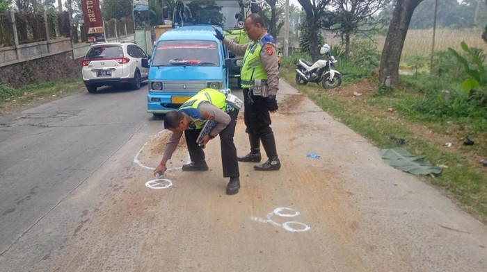 Petugas saat mengecek TKP Laka Lantas di Jalan Raya Sukabumi-Cianjur