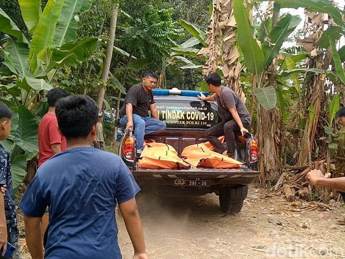 Polisi membawa jenazah dua pelajar SMP asal Kabupaten Pemalang yang hanyut lalu tenggelam saat bermain di Sungai Brondong, Kecamatan Kesesi, Kabupaten Pekalongan, Rabu (2/8/2023).