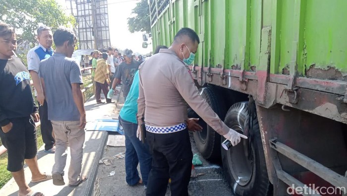 Polisi olah TKP laka mahasiswa Surabaya di Jombang