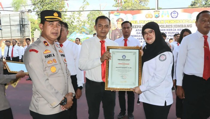 Polres Jombang menerima penghargaan dari TRC PPA