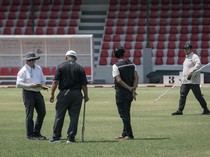 Gibran Cari Kesempatan Renovasi Stadion Manahan saat Persis Laga Tandang