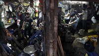 Dilansir dari Al Jazeera, Selasa (1/8/2023), ada sekitar 12.000 UMKM di Dharavi. UMKM ini bergerak di bidang garmen, tembikar, dan daur ulang. (AP Photo/Rajanish Kakade)
