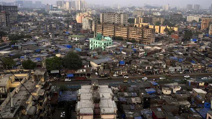 Potret Kehidupan di Dharavi, Daerah Paling Kumuh di Asia View of Dharavi slum in Mumbai, India, Thursday, March 16, 2023. The country's population has more than quadrupled since its independence from colonial rule 76 years ago. For its women, about 50% of its population, the divide is palpable in the economy, where men overwhelmingly dominate. 39 million women are employed in India's workforce compared to 361 million men, according to the Center for Monitoring the Indian Economy (CMIE). (AP Photo/Rajanish Kakade)