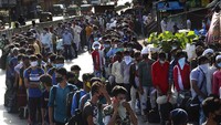 Hingga saat ini, banyak perusahaan travel yang mencoba untuk menghapus image tersebut dengan menawarkan perjalan ke area kumuh Dhavari untuk menunjukkan bahwa kawasan itu memiliki ekonomi yang berkembang dan merupakan rumah bagi pekerja keras dan wirausahawan. (AP Photo/Rafiq Maqbool)