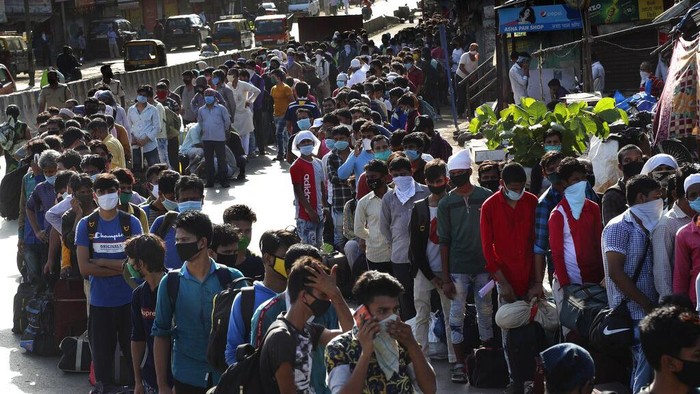 A health worker arrives to screen people for  symptoms of COVID-19 in Dharavi, one of Asia's biggest slums, in Mumbai, India, Friday, Sept. 4, 2020.The number of people infected with the coronavirus in India rose by another 80,000 and is near Brazil's total, the second-highest in the world. (AP Photo/Rafiq Maqbool)