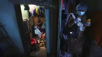 Setelah beberapa dekade India merdeka dari Inggris pada 1947, pemerintah seringkali menghancurkan kawasan kumuh yang membuat penduduknya kehilangan rumah. Karena tidak ada tempat tinggal, kota kumuh pun muncul lagi. Semakin lama, para penduduk pun bergandengan tangan dengan ketua serikat dan aktivis hak akan perumahan untuk meminta solusi yang berkelanjutan pada pemerintah. Masa depan Dharavi akhirnya mendapat pertimbangan serius oleh pemerintah seiring dengan didirikannya Slum Rehabilitation Authority (SRA) pada 1995. (AP Photo/Rafiq Maqbool)
