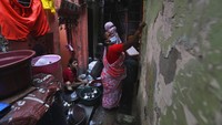 Sampai 10 tahun yang lalu, beberapa penduduk masih buang air di sepanjang jalur kereta api pada pagi hari. Beberapa dari mereka masih merasa sangat malu akan kesulitan mereka karena terdapat sebuah scene di film Slumdog Millionaire yang menayangkan seorang anak buang air besar di lubang kotoran. (AP Photo/Rafiq Maqbool)