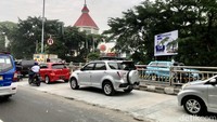 Kemacetan ini terjadi di Jalan Raya Bogor arah Ciracas, tepatnya di depan Mal Cijantung, Jakarta Timur. 