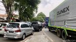 Potret Kemacetan di Depan Mal Cijantung Imbas Perbaikan Jalan