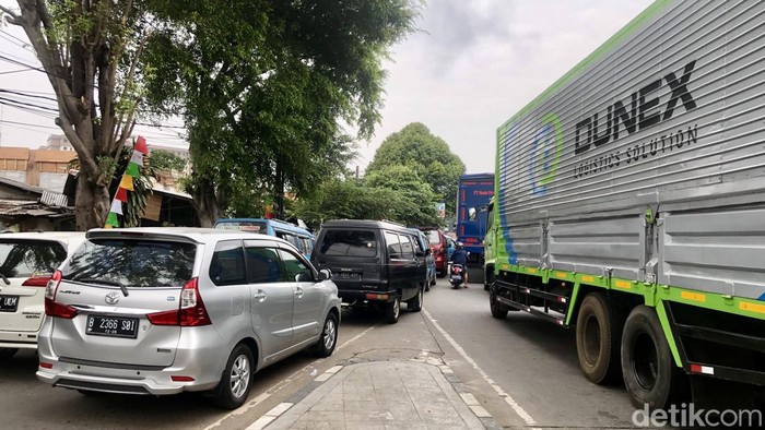 Sejumlah pengendara melintas di Jalan Raya Bogor, Jakarta Timur, Rabu (2/8/2023).