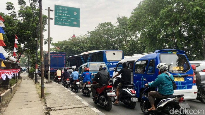 Sejumlah pengendara melintas di Jalan Raya Bogor, Jakarta Timur, Rabu (2/8/2023).
