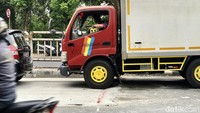 Kini jalanan tersebut sudah bisa dilintasi oleh kendaraan. 