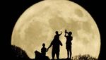 Potret Mendaki Gunung di Bawah Supermoon