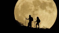 Menuju akhir pekan, fenomena supermoon menghiasi langit di berbagai belahan dunia. Kemunculan supermoon kedua di tahun 2023 ini diabadikan dengan sangat indah. (REUTERS/Borja Suarez)