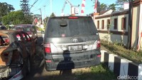 Mobil itu kini terparkir di halaman Mapolsek Jalancagak, Polres Subang.  Kondisinya berdebu setelah hampir dua tahun teronggok tak terpakai.