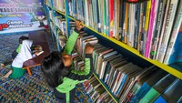 Anak-anak membaca dan memilih koleksi buku di Rumah Baca Bhayangkara Bahari, Kampung Laut, Tanjung Jabung Timur, Jambi, Selasa (1/8/2023). Rumah baca gratis ini didirikan Ditpolairud Polda Jambi pada 2018.