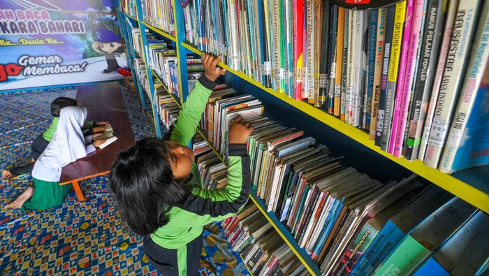 Potret Rumah Baca Gratis di Perkampungan Nelayan Jambi Anak-anak membaca dan memilih koleksi buku di Rumah Baca Bhayangkara Bahari, Kampung Laut, Tanjung Jabung Timur, Jambi, Selasa (1/8/2023). Rumah baca gratis yang didirikan Ditpolairud Polda Jambi pada 2018 dengan 1.200 koleksi buku di perkampungan nelayan setempat itu bertujuan menumbuhkan semangat literasi anak-anak pesisir dengan jumlah kunjungan rata-rata 20 anak per minggu. ANTARA FOTO/Wahdi Septiawan/foc.