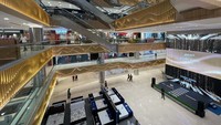 Gold menjadi warna yang dominan di Gajah Mada Plaza yang didesain dengan elegant berkonsep luxury warm. Penambahan ornament kayu dengan siluet lampu semakin memberikan kesan mewah dan modern pada keseluruhan mal.  