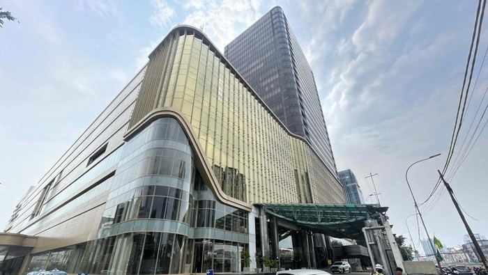 Potret Transformasi Gajah Mada Plaza Gajah Mada Plaza salah satu mal legendaris kota Jakarta tengah direnovasi. Progresnya tekah mencapai 95%.