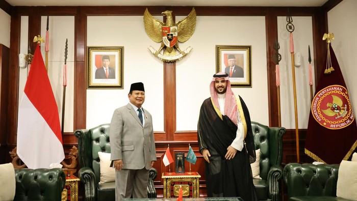Prabowo Subianto menerima kunjungan Menhan Kerajaan Arab Saudi, Pangeran Khalid Bin Salman Bin Abdul Aziz beserta delegasi. Keduanya membahas kerja sama terkait industri pertahanan (dok istimewa)