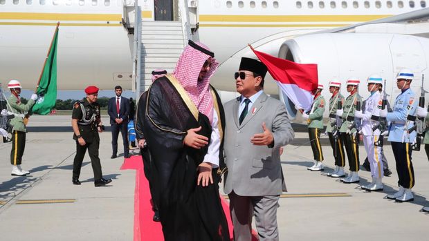 Prabowo Subianto menerima kunjungan Menhan Kerajaan Arab Saudi, Pangeran Khalid Bin Salman Bin Abdul Aziz beserta delegasi. Keduanya membahas kerja sama terkait industri pertahanan (dok istimewa)