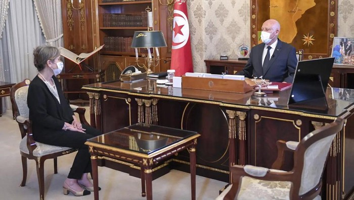 Presiden Tunisia Kais Saied berbicara dengan PM Najla Bouden pada tahun 2021 lalu. (Slim Abid/Tunisian Presidency via AP)