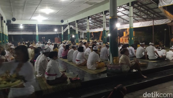 Ratusan umat Hindu melakukan ibadah dalam rangkaian Hari Raya Galungan di Pura Wira Buana kompleks Akmil Magelang, Rabu (2/8/2023).