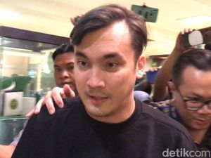 Detik Menegangkan Rendy Kjaernett Gendong Lady Nayoan dari Mobil Penuh Asap