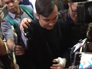 Rendy Kjaernett Hadiri Sidang Cerai dengan Tangan Diperban