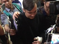 Rendy Kjaernett Hadiri Sidang Cerai dengan Tangan Diperban