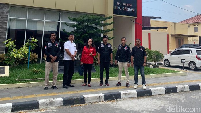 Repdem Sumut saat melaporkan Rocky Gerung ke Polda Sumut.