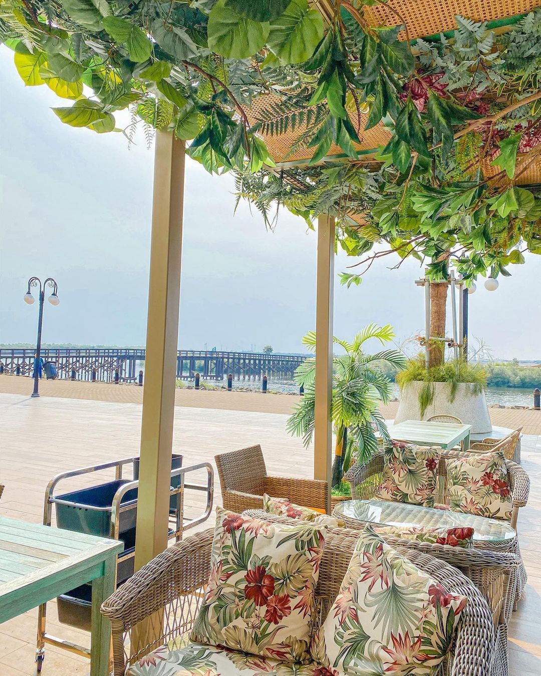 Restoran pemandangan sunset di PIK 2