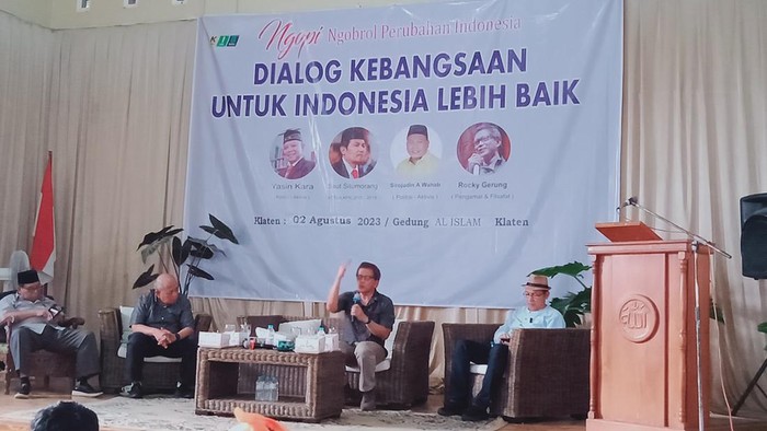 Rocky Gerung menjadi pembicara dialog kebangsaan di Klaten, Rabu (2/8/2023).