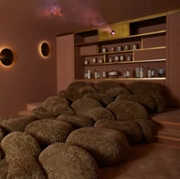 Rumah John dan Chrissy dilengkapi berbagai fasilitas, termasuk bioskop pribadi. Uniknya, tempat duduk menyerupai tumpukan batu. (Foto: Dok. Architectural Digest/Yoshihiro Makino)