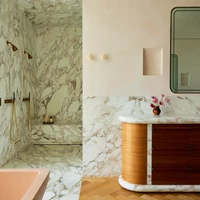 Kemewahan tetap terpancar di kamar mandi berkat material marmer yang mendominasi. (Foto: Dok. Architectural Digest/Yoshihiro Makino)