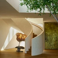 Untuk urusan arsitektur rumah, John dan Chrissy mengandalkan Jake Arnold yang kliennya mencakup Katy Perry, Aaron Paul, dan sejumlah selebriiti Hollywood lainnya. Bak galeri, hampir di setiap sudut rumahnya dihiasi instalasi benda-benda seni. (Foto: Dok. Architectural Digest/Yoshihiro Makino)