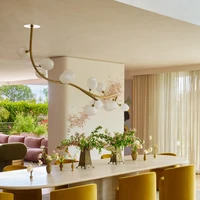 Ruang makan dihiasi artwork tiga dimensi yang disebut John dan Chrissy menyerupai kupu-kupu atau kelopak bunga. (Foto: Dok. Architectural Digest/Yoshihiro Makino)