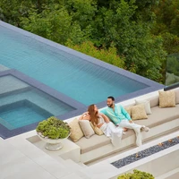 Bak hotel mewah, kolam renang dibuat dalam desain inifinity pool. (Foto: Dok. Architectural Digest/Yoshihiro Makino)