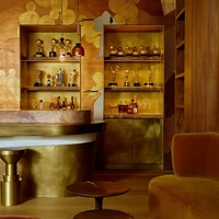 Keduanya menyebut ruangan ini Piano Bar. Terdapat rak yang khusus memajang berbagai penghargaan yang mereka dapat, termasuk piala Oscar yang diraih John pada 2019. Uniknya, ruangan tersebut memiliki lampu gantung yang dihiasi lirik lagu John.  (Foto: Dok. Architectural Digest/Yoshihiro Makino)