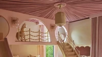 Kamar putri Johon Legend yang bermotif pink. Di kamar itu juga ada prosotan.Foto: Dok. Architectural Digest/Yoshihiro Makino